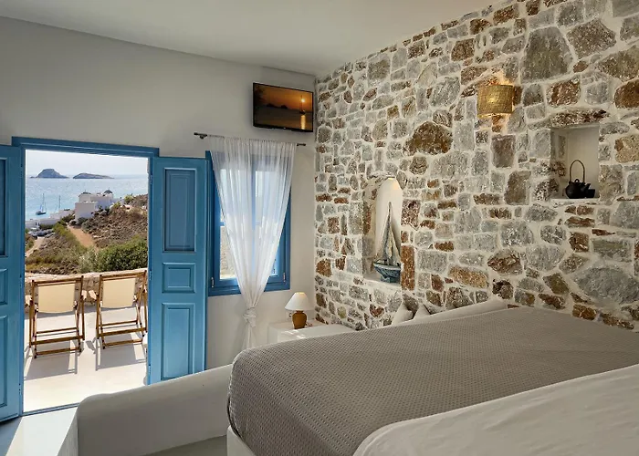 Sirokos Karavostasis (Folegandros)